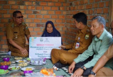 Pj Bupati Raden Najmi Resmikan Bedah Rumah Warga
