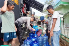 Sat Brimob Polda Jambi Salurkan Air Bersih Bantu Warga Terdampak Kekeringan