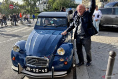 Mobil Klasik Antoine Curi Perhatian di Tengah Kota Paris