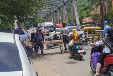 Sempat Lumpuh 6 Jam, Warga Blokir Jalan Di Jembatan Muara Emat