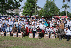 Gubernur Al Haris Serahkan Bantuan Dumisake Pendidikan pada Hari PGRI dan HGN