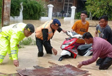 Polisi Berikan Bantuan ke Korban Banjir Kerinci dan Sungai Penuh