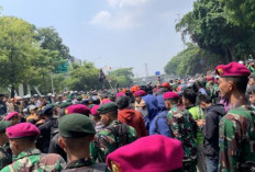 Gelombang Massa Kembali Gelar Aksi Unjuk Rasa di Depan Mako Brimob Kwitang, Petugas Tutup Akses Jalan 