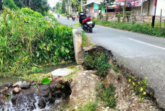 Irigasi Rusak Badan Jalan Ambas