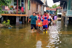  Evakuasi Warga Sakit di Lokasi Banjir