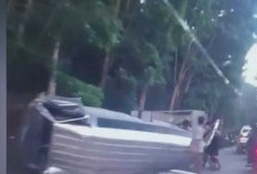 Minibus Pengangkut Tabung Gas Elpiji Terguling di Jalan Ness, Dua Mahasiswa Luka Ringan