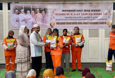 SAH Turun Langsung Bagikan Zakat, Infaq dan Sadaqah pada Penyapu Jalan