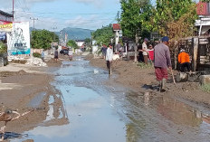 Gotong-Royong Bersihkan Lumpur Pasca Banjir di Lubuk Suli