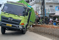 Gara-Gara Google Maps, Truk Besar Masuk Parit di Talang Banjar
