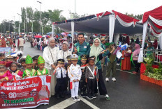 Pawai Pembangunan Meriahkan HUT RI ke-80 di Batang Hari, Ribuan Warga Tumpah Ruah di Jalanan