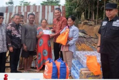 Wakil Bupati Jun Mahir Berikan Bantuan Kepada Korban Kebakaran 