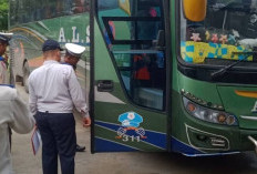 Petugas Terminal Cek Kondisi Bus dan Supir 