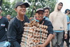 Massa Pendukung Prabowo-Gibran Berebut Telur Gratis Usai Kampanye Akbar 