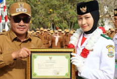Wako Alfin Beri Penghargaan Anggota Paskibraka Kota Sungai Penuh