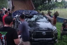 Mobil Tertimpa Pohon Tumbang, Anggota Polres Tanjab Timur Meninggal Dunia 