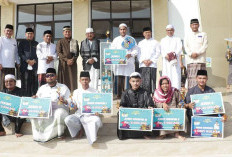 Bupati Anwar Sadat Slat Ied di Masjid Syekh Usman , Berikan Hadiah Pemenang Festival Arakan Sahur