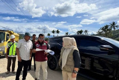 Rusak Bertahun-tahun, Bupati Monadi Turun Langsung Awasi Kualitas Aspal Jalan Talang Kemulun