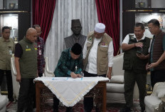 Al Haris Serahkan Langsung Bantuan ke Gubernur Sumbar