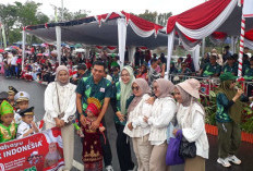 Pawai Pembangunan Meriahkan HUT RI ke-80 di Batang Hari, Ribuan Warga Tumpah Ruah di Jalanan