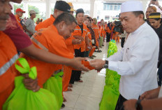 Al Haris Berikan Bantuan Sembako Bagi Petugas Kebersihan Kota Jambi