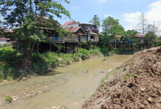 Sejumlah Rumah Warga Terancam Ambruk  Aktivitas Normalisasi Sungai Asam Makalam Jambi