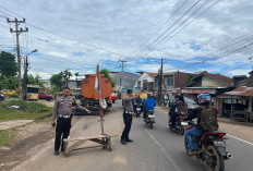 Keren! Satlantas Polresta Jambi Bagikan Alat Keselamatan ke Pengemudi Truk