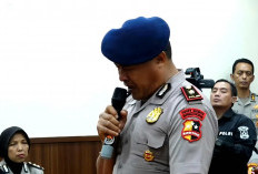 Kompol Cosmas Menangis Usai Dipecat 