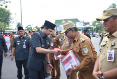 Awali Perayaan HUT RI Ke-80, Pemkot Jambi Bagikan Puluhan Ribu Bendera Merah Putih untuk Warga
