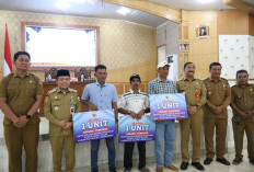 Gubernur Serahkan Bantuan Rp 1,1 M dan Tiga Kapal 