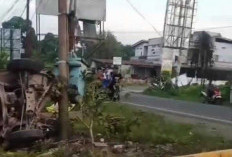 Ditabrak Carry Pick Up, Tiang PLN Disimpang Pasar Kamis Sabak Barat Nyaris Tumbang