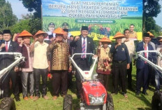 Bupati Merangin Serahkan 22 Unit Handtraktor Kepada Kelompok Tani