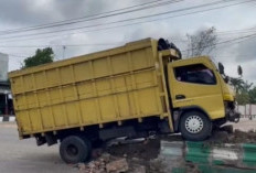 Truk Batu Bara Tabrak Pembatasan Jalan