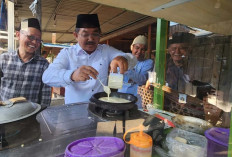 Bupati Anwar Sadat Serahkan Bantuan Gerobak UMKM, Program Tanjab Barat Sejahtera
