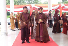 Pj Bupati Raden Najmi dan Habibah Jadi Model Fashion Show Batik