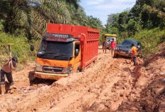 Mobil Terjebak di Jalan Berkubang Lumpur, Warga Tiga Desa Minta Perbaikan Segera Dilakukan