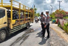 Motor Muncul Mendadak dari Depan, Seorang Pengedara Tewas Terlindas Truk 