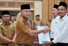 Bupati Tebo Agus Rubiyanto Serahkan 131 SK CPNS