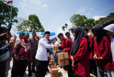 Al Haris Serahkan Bantuan Dumisake Pendidikan di SMKN 1 Kota Sungaipenuh  Siswa Dapat Bantuan Seragam Lengkap