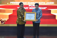 Komitmen Tata Kelola Baik  Wawako Diza Terima Piagam ANRI