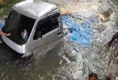  Mobil Pikap Carry Terjun ke Sungai, Diduga Rem Blong, Sopir Selamat 