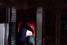 Jelang Tahun Baru, Bedeng Tiga Pintu di Tambak Sari Terbakar