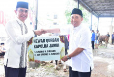 Kapolda Jambi Serahkan 18 Hewan Kurban