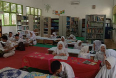 Siswa Terpaksa Belajar di Lantai, KBM SMPN 20 Kembali Normal