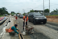 Kondisi Retakan Semakin Luas Pada Jalan di Km 54 Jujuhan