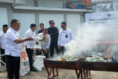 Puluhan Handphone Dimusnahkan