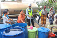Sepekan Air Bersih Tak Mengalir, Dampak Pipa Bocor  Di Jalan Lintas Timur