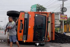 Truk Batu Bara Terguling di Simpang PU, Arus Lalu Lintas Sempat Macet Panjang