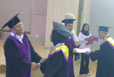 64 Lansia Tangguh Diwisuda 