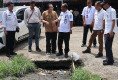 Dapat Laporan Masyarakat, Pj Bupati Tinjau Kerusakan Jalan Depan Toko Mella Shoes