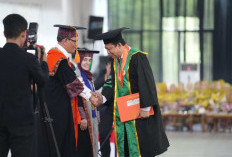 Bupati Muaro Jambi Raih Gelar Doktor, Berikan Motivasi kepada Wisudawan